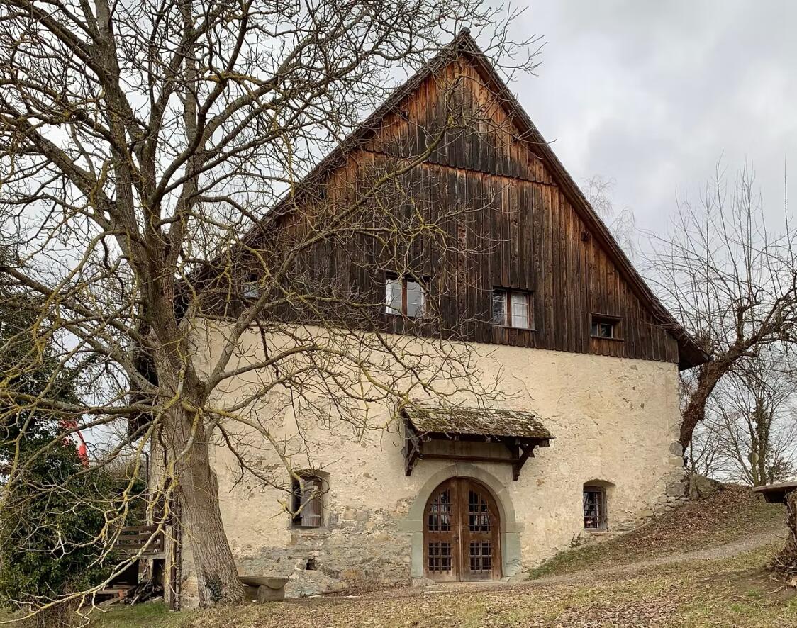 Trotte Iselisberg, historische Location hoch über den Reben