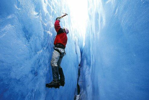 Eisklettern in der vertikalen Welt der gefrorenen Wasserfälle