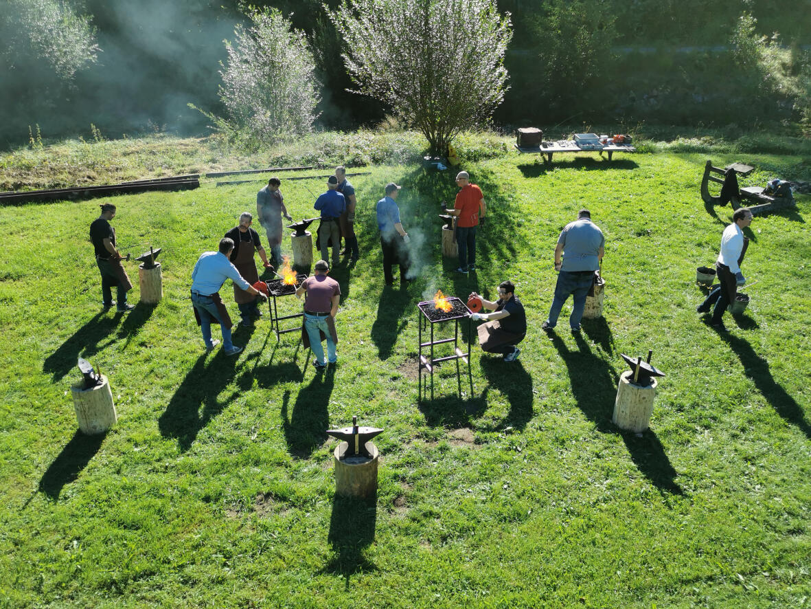 Schmiede-Event mit einer Gruppe im Freien