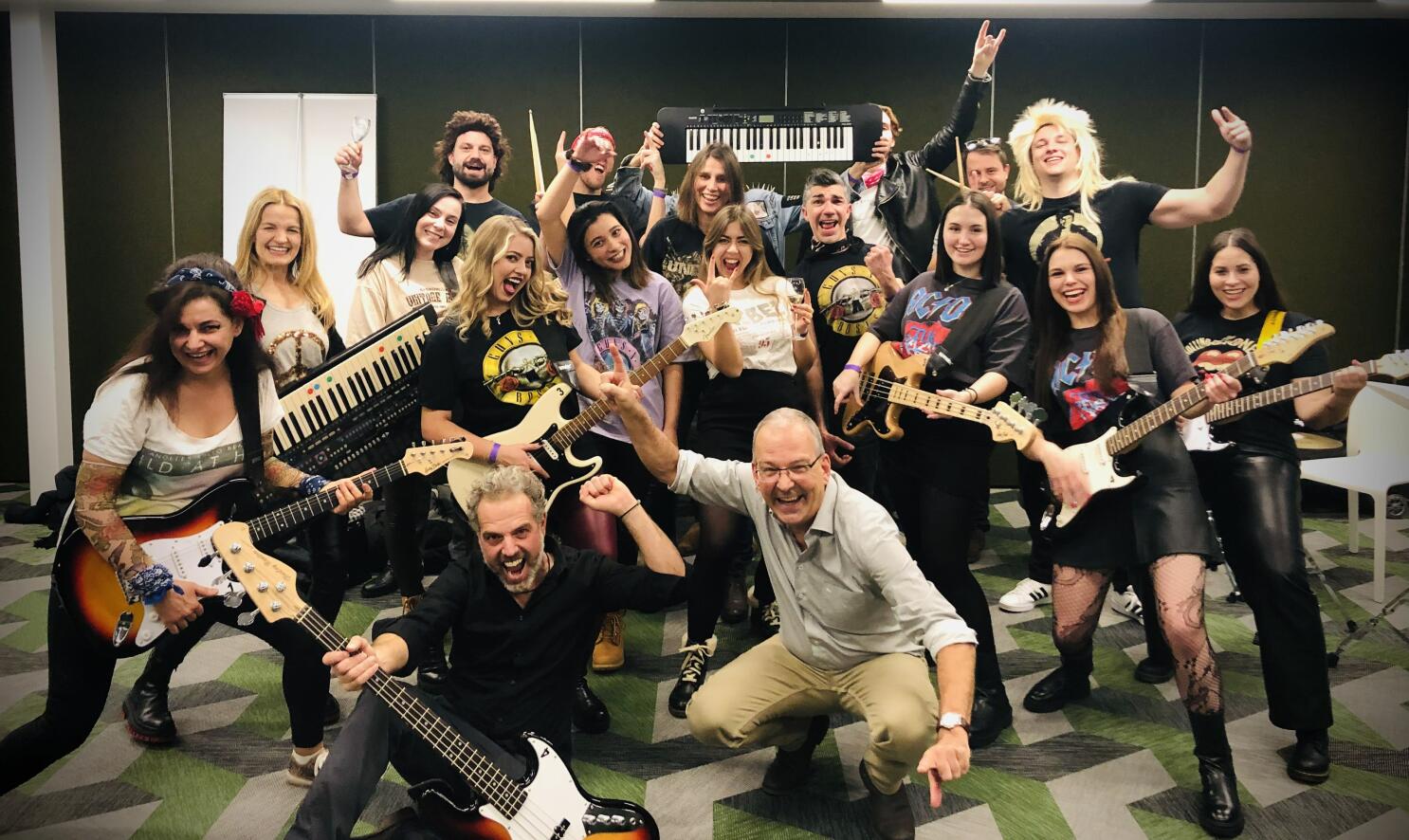 Rock Your Team-WIR VERWANDELN IHR TEAM IN 80 MINUTEN IN EINE BAND