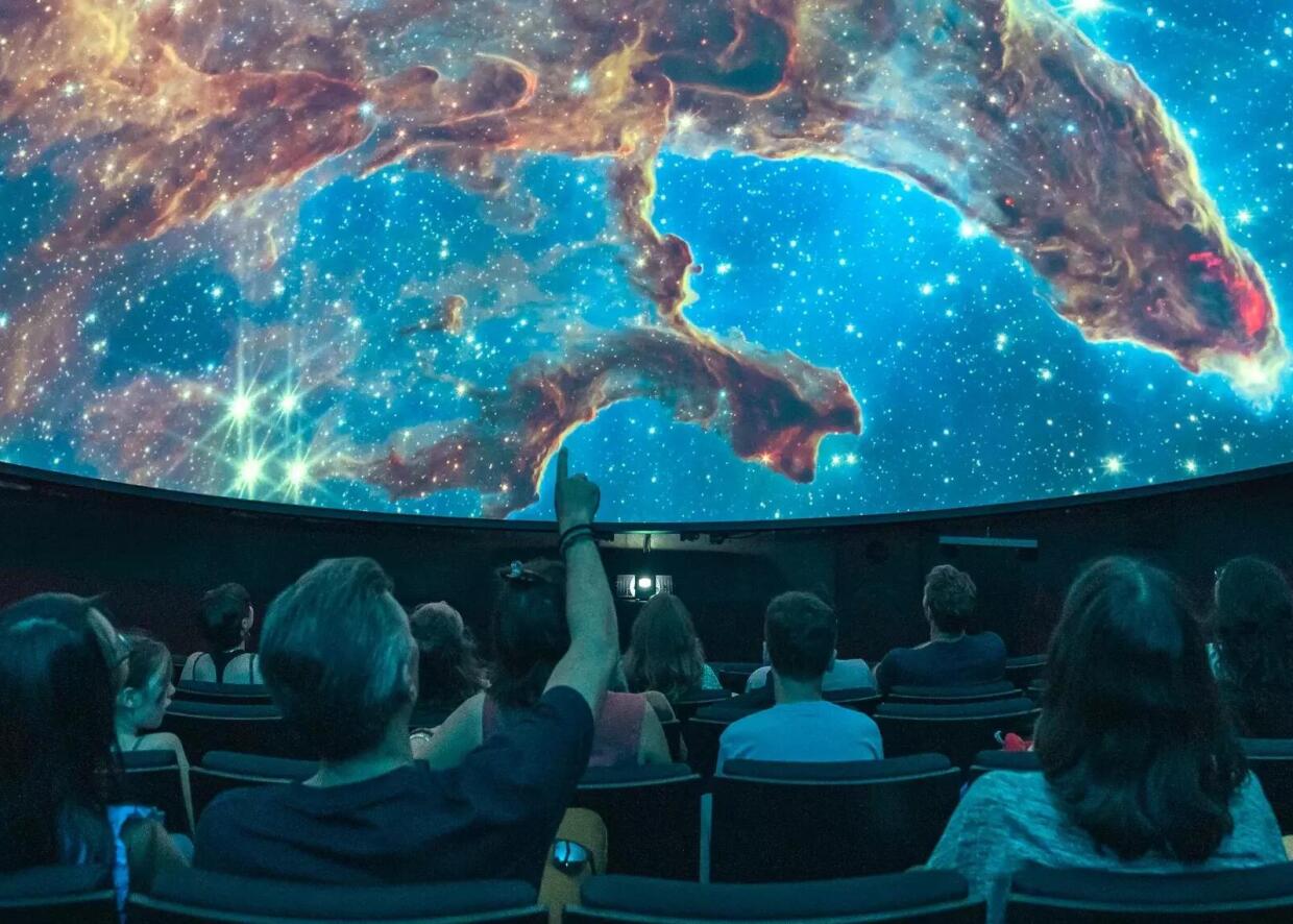 Im Planetarium durch Universum reisen