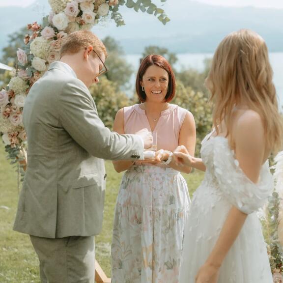 In Liebe verbunden | Bündner Charme mit Tiefgang und Humor