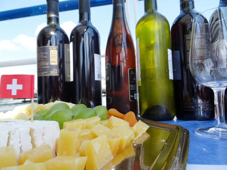 Boat trip with wine seminar and cheese