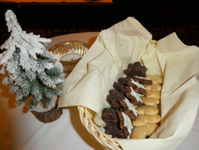 Christmas Voyage Culinaire - Enjoy a mulled wine aperitif with cookies