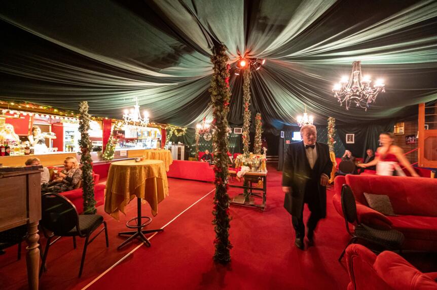 DINNER & SHOW in Belli's Christmas Variety!
