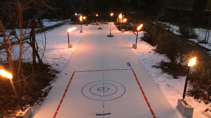 November bis März ruft die Eisstockbahn