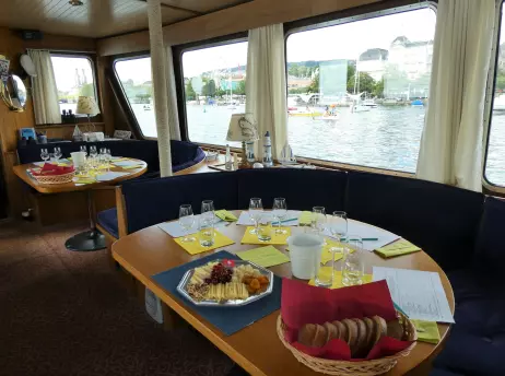 Boat trip with wine seminar and cheese on the lake Zurich