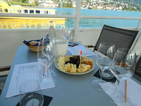 Boat trip with wine seminar and cheese on the lake Zug